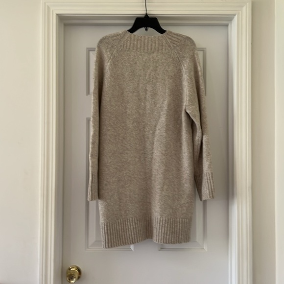Abercrombie Cozy Beige V-Neck Sweater NWT - Picture 4 of 4
